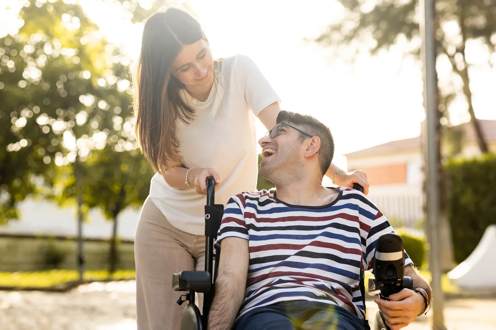 Accompagnante et résident en fauteuil roulant lors d'une sortie